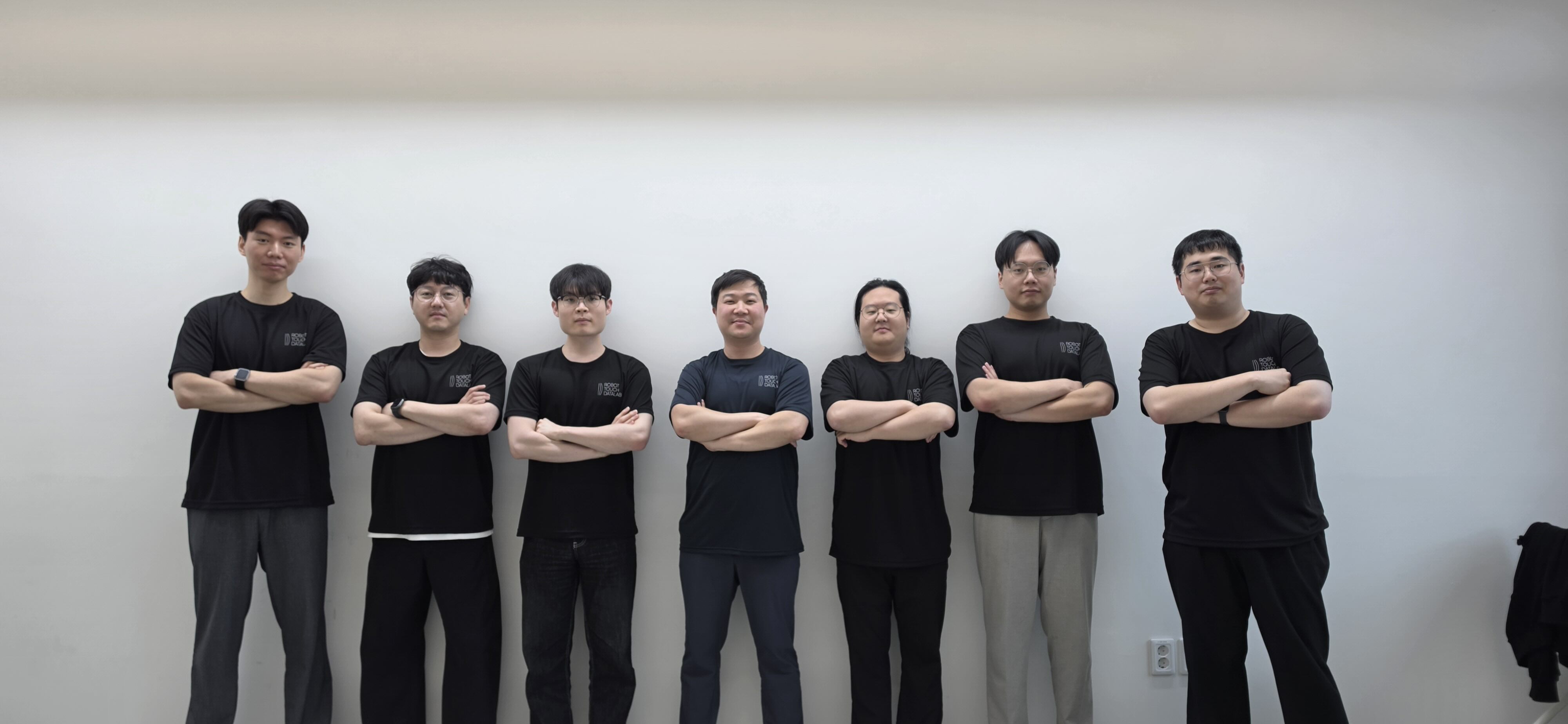 티셔츠 입고 단체사진